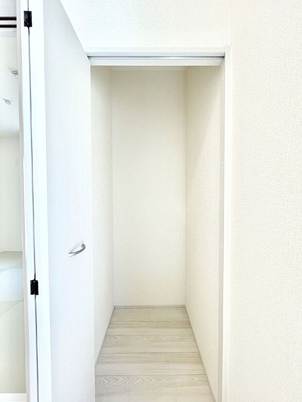 【その他設備(リビング収納)】リビング収納。ここに収納があると物が集まるLDKがスッキリ片付きそうですね。  