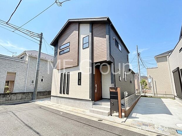 【現地外観写真】洗練された外観、上質な住空間が広がる室内は永く安心して過ごせる住居です。 