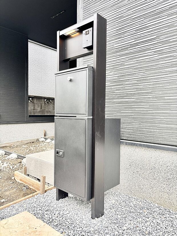 【その他現地】表札・インターホン・ポスト・宅配ＢＯＸをひとつに集約。エントランスになじむシンプルデザイン。