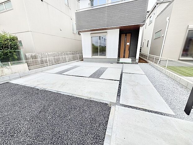 【駐車場】目の前が駐車場だと雨の日も大量にお買い物をした時も便利ですね