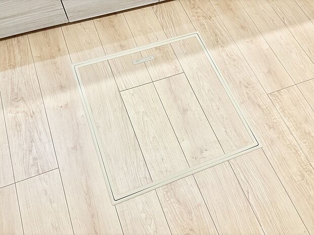 【その他設備(床下収納)】床下収納付き！日用品・非常用品の収納にも大活躍。