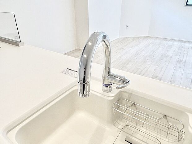 【その他設備(浄水器)】いつでも清潔なおいしいお水を。一つの水栓で水道水と浄水を使い分け。
