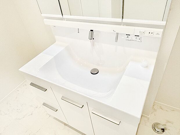 【その他設備(ハンドシャワー水栓)】ハンドシャワー付き！使いやすい洗面台。