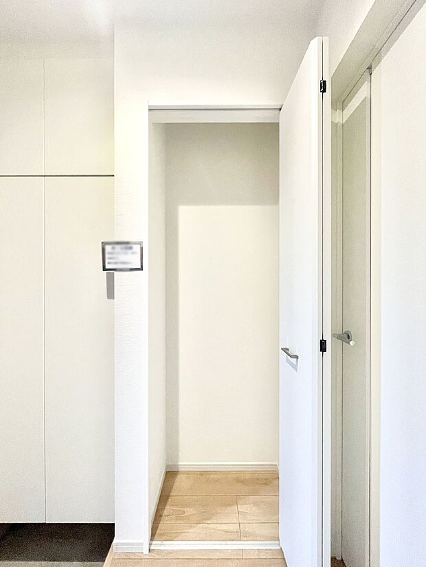 【その他設備(玄関ホール収納)】玄関ホール収納です。掃除道具やお出かけ用グッズの収納に便利です。