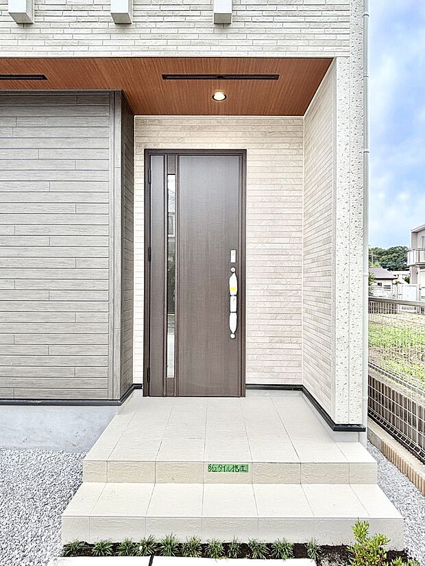 【玄関】住まいの顔を演出する、玄関ドア。 スマートキー付き。