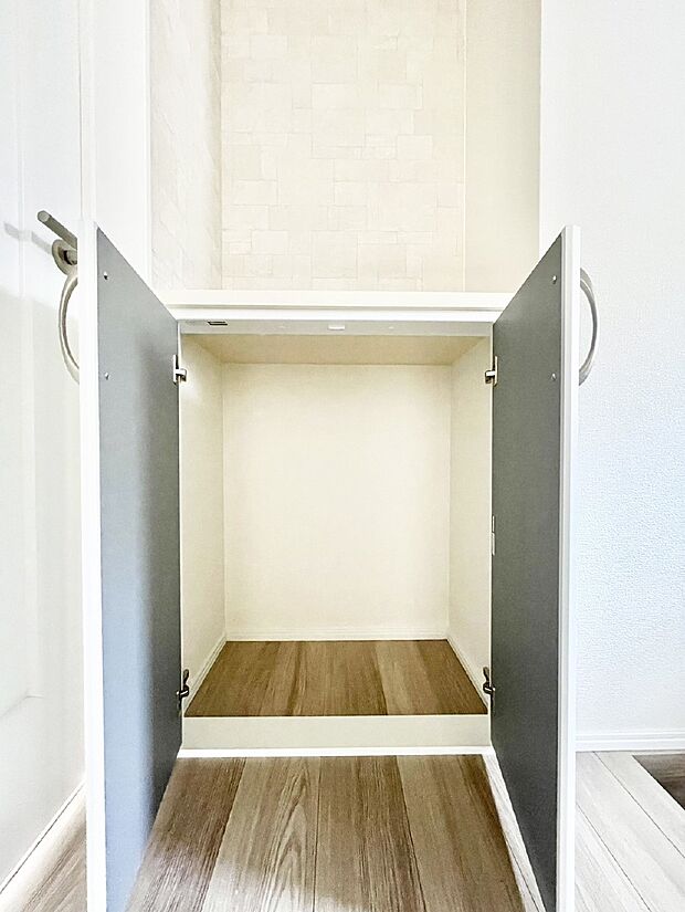 【その他設備(玄関ホール収納)】玄関ホール収納です。掃除道具やお出かけ用グッズの収納に便利です。