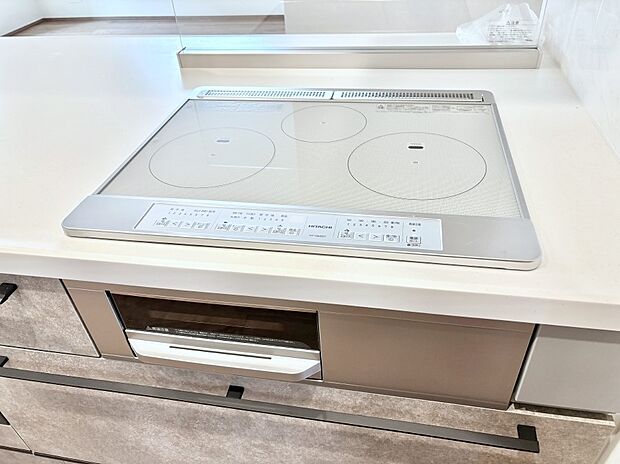【発電・温水設備(IHクッキングヒーター)】IHクッキングヒーターは天板の調理面がフラットなので調理後はサッと一拭きするだけ！