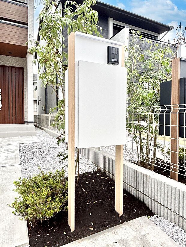 【その他現地】シンプルデザインのポスト。