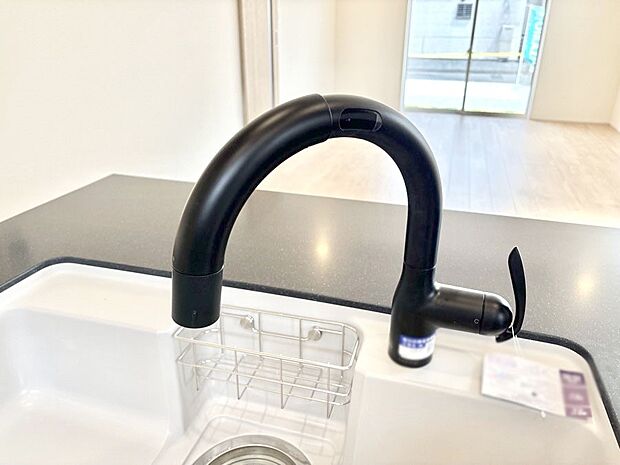 【その他設備(浄水器)】いつでも清潔なおいしいお水を。一つの水栓で水道水と浄水を使い分け。