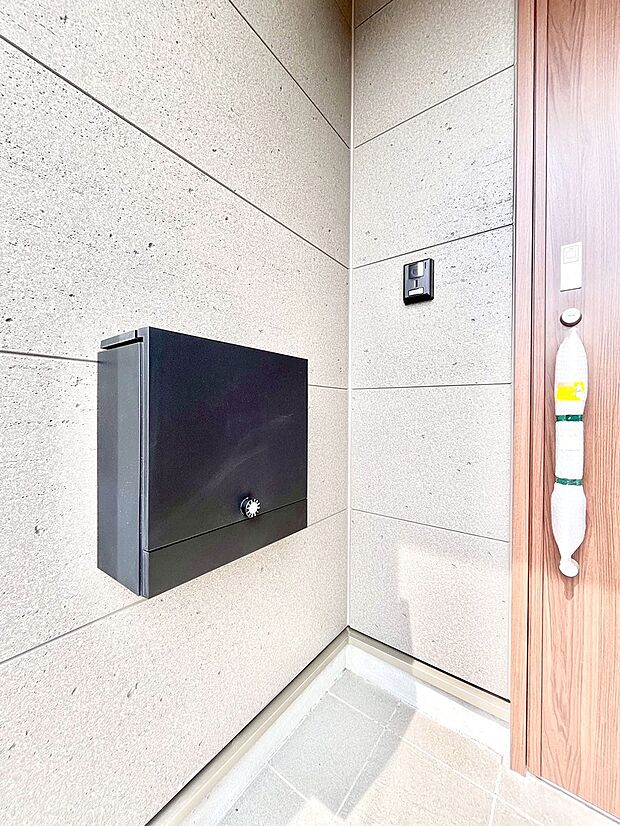 【その他現地】シンプルデザインのポスト。