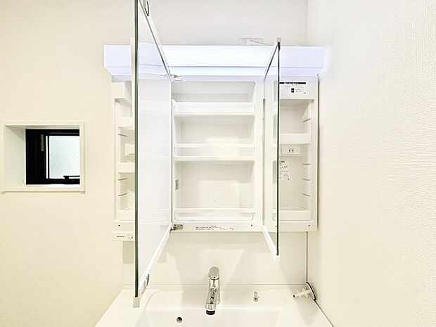 【その他設備(三面鏡裏収納)】三面鏡の裏に、化粧品や衛生用品などを収納可能。洗面台をすっきりと保ちます！