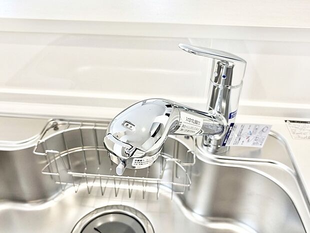 【その他設備(浄水器)】いつでも清潔なおいしいお水を。一つの水栓で水道水と浄水を使い分け。