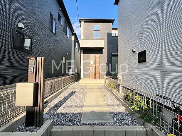 【現地外観写真】洗練された外観、上質な住空間が広がる室内は永く安心して過ごせる住居です。