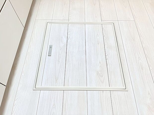 【その他設備(床下収納)】床下収納付き!日用品・非常用品の収納にも大活躍。
