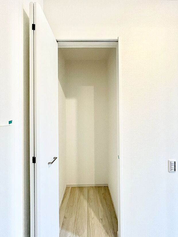 【その他設備(玄関ホール収納)】玄関ホール収納です。掃除道具やお出かけ用グッズの収納に便利です。