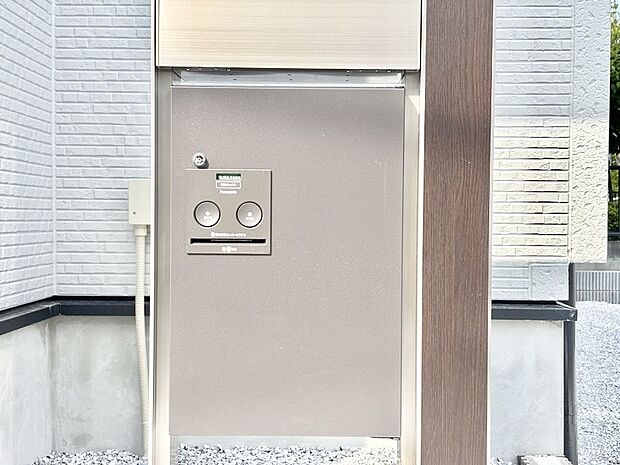 【その他設備(宅配ボックス)】荷物の受け取りが多い方も安心！不在時にも荷物が受け取れる宅配BOX付きです！