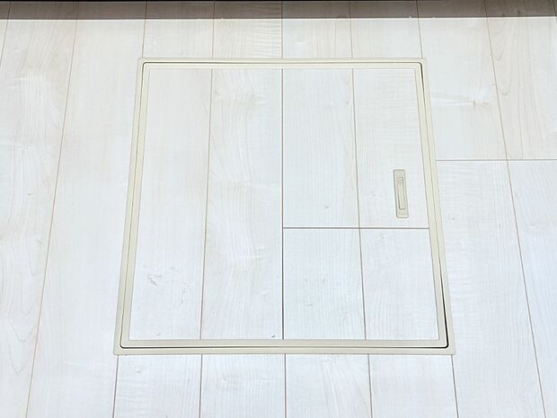 【その他設備(床下収納)】床下収納付き！日用品・非常用品の収納にも大活躍。