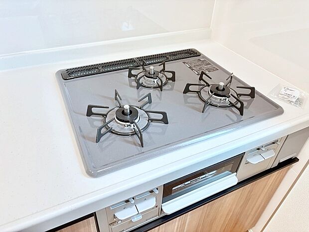 【その他設備(Ｓｉセンサーコンロ)】ガスコンロはＳｉセンサー搭載。火力調節や焦げ付き・消し忘れも防いでくれます。