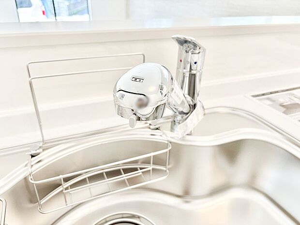 【その他設備(浄水器)】いつでも清潔なおいしいお水を。一つの水栓で水道水と浄水を使い分け。