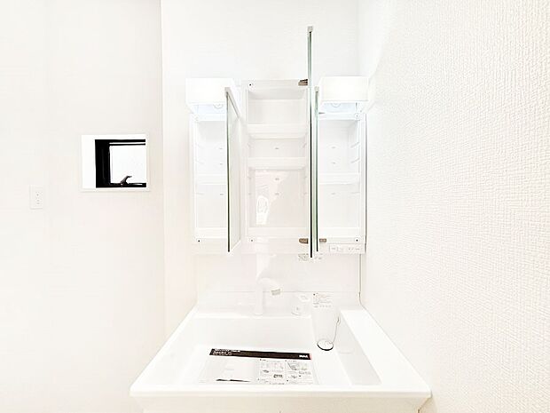 【その他設備(三面鏡裏収納)】三面鏡の裏に、化粧品や衛生用品などを収納可能。洗面台をすっきりと保ちます！