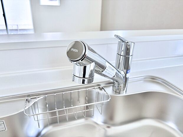 【その他設備(浄水器)】いつでも清潔なおいしいお水を。一つの水栓で水道水と浄水を使い分け。