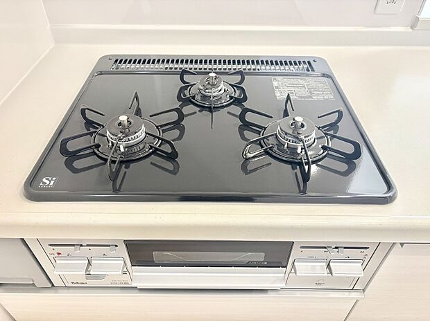 【その他設備(Ｓｉセンサーコンロ)】ガスコンロはＳｉセンサー搭載。火力調節や焦げ付き・消し忘れも防いでくれます。