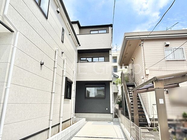 【現地外観写真】洗練された外観、上質な住空間が広がる室内は永く安心して過ごせる住居です。