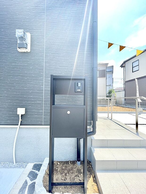 【その他現地】シンプルデザインのポスト。
