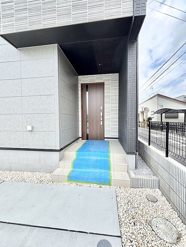 【玄関】大切な家族、来客を出迎える玄関。玄関前は屋根付きで雨が降っていても濡れにくいです。 