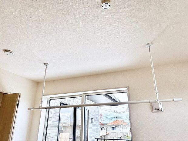 【その他設備(室内物干し)】室内物干しポール。梅雨や花粉の時期に大活躍します。  