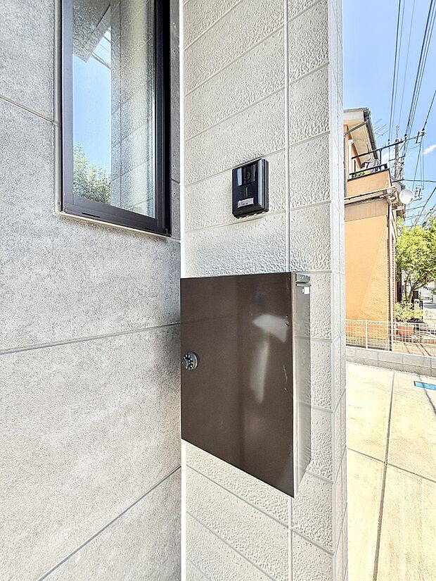 【その他現地】シンプルデザインのポスト。