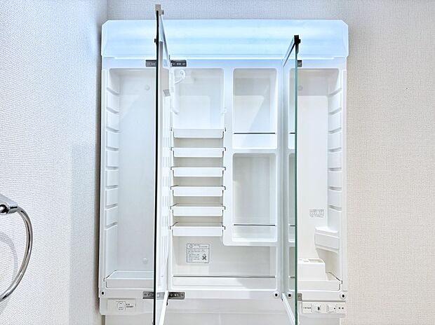【その他設備(三面鏡裏収納)】三面鏡の裏に、化粧品や衛生用品などを収納可能。洗面台をすっきりと保ちます!