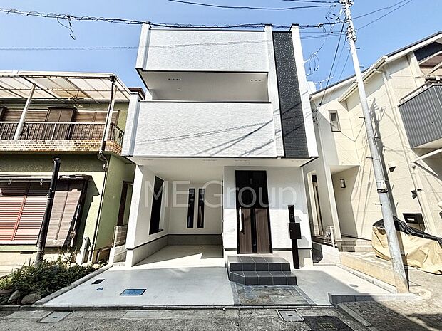 【現地外観写真】洗練された外観、上質な住空間が広がる室内は永く安心して過ごせる住居です。