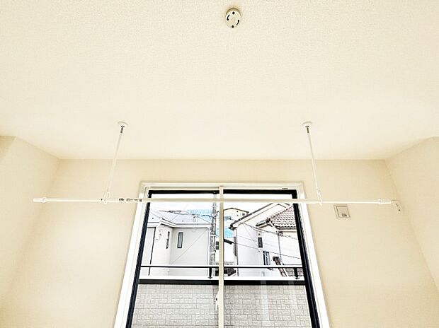 【その他設備(室内物干し)】室内物干しポール。梅雨や花粉の時期に大活躍します。  
