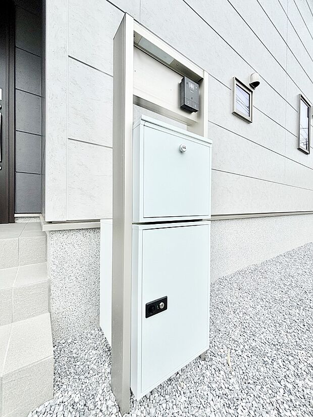 【その他現地】表札・インターホン・ポスト・宅配BOXをひとつに集約。エントランスになじむシンプルデザイン。