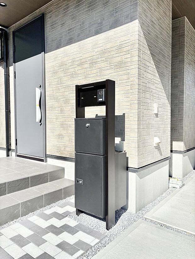 【その他現地】シンプルデザインのポスト。