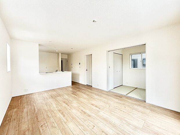 【リビングダイニング】隣接の和室を開放すればさらに広々空間に