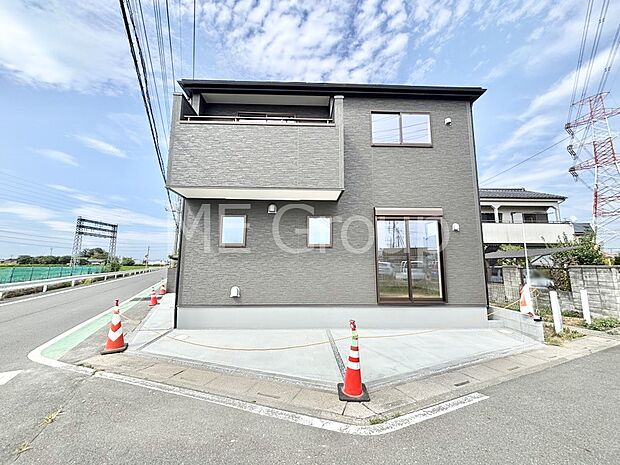 【現地外観写真】たっぷりの陽光と開放感に包まれる明るい住まい