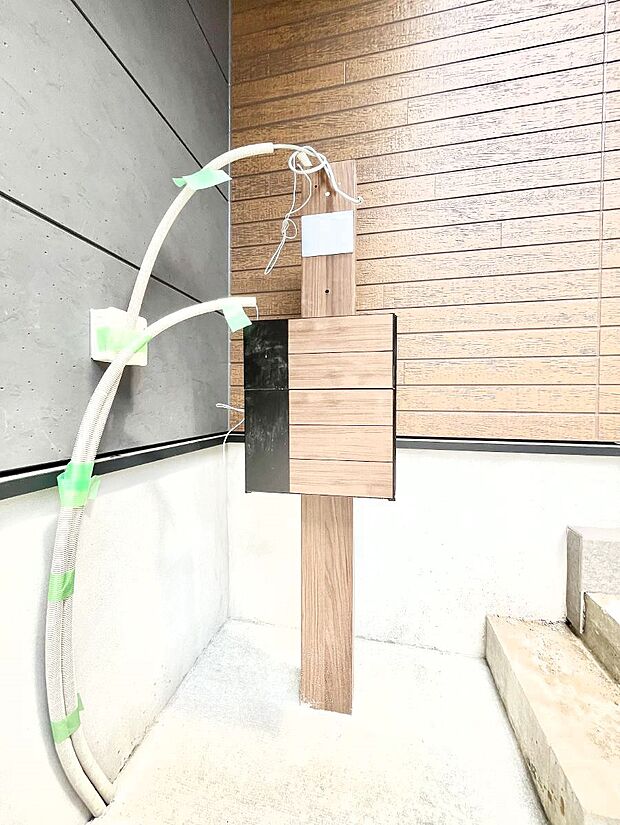 【その他現地】シンプルデザインのポスト。