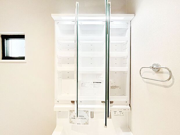 【その他設備(三面鏡裏収納)】三面鏡の裏に、化粧品や衛生用品などを収納可能。洗面台をすっきりと保ちます!