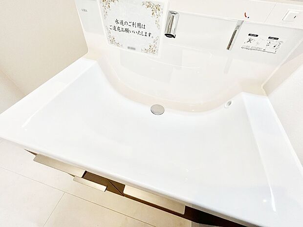 【その他設備(シャワー水栓洗面化粧台)】ハンドシャワー付き!使いやすい洗面台。