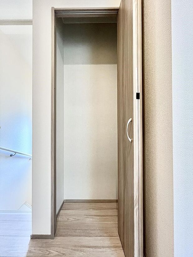 【その他設備(廊下収納)】廊下収納。掃除道具や季節の小物を収納することができます。