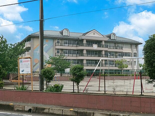 越谷市立出羽小学校（約1,100m）