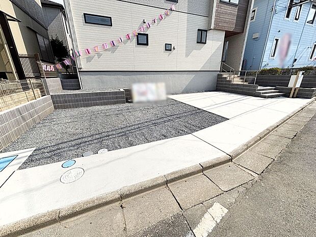 【駐車場】車の出し入れスムーズ!並列駐車3台分のカースペース付きです。