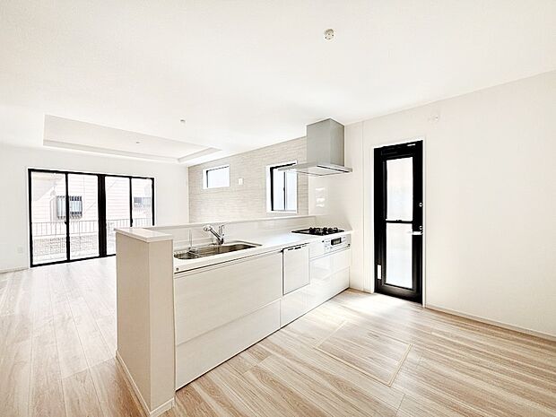 【ダイニングキッチン】ご家族の会話弾む対面キッチン！お料理中のパパママもご家族と過ごす時間が増えそう。