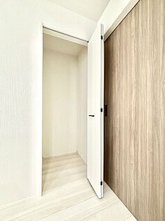 その他設備(キッチン横収納)