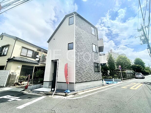 【前面道路含む現地写真】陽光と開放感に恵まれた角地。ここから始まる新生活を応援いたします!
