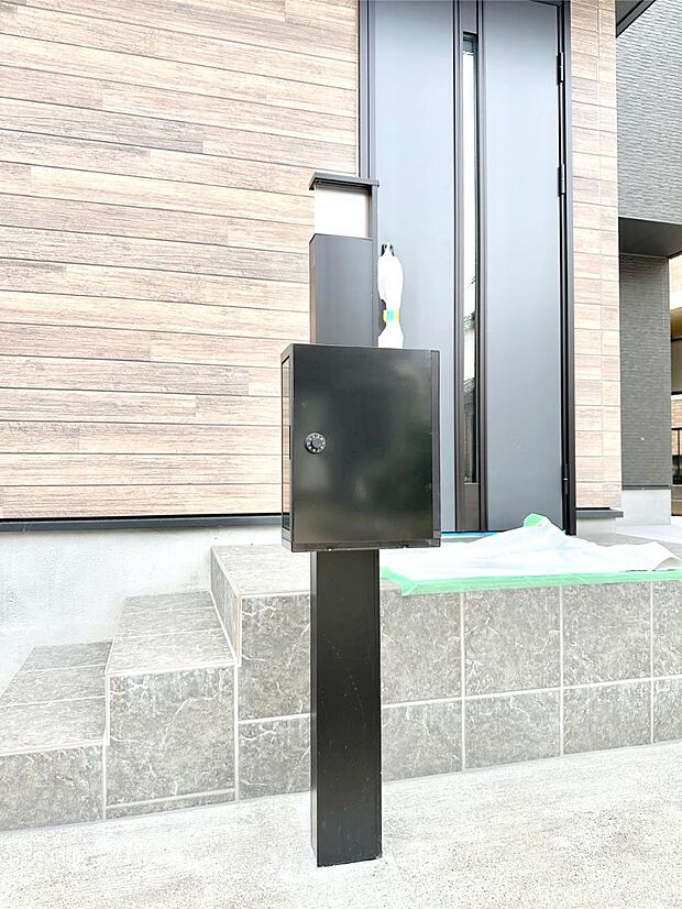 【その他現地】シンプルデザインのポスト。