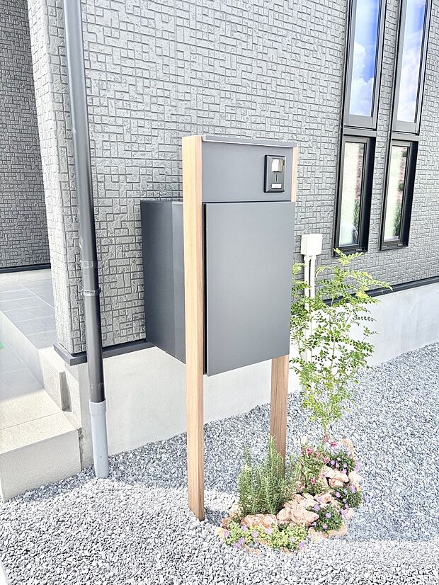 【その他現地】表札・インターホン・ポスト・宅配ＢＯＸをひとつに集約。エントランスになじむシンプルデザイン。