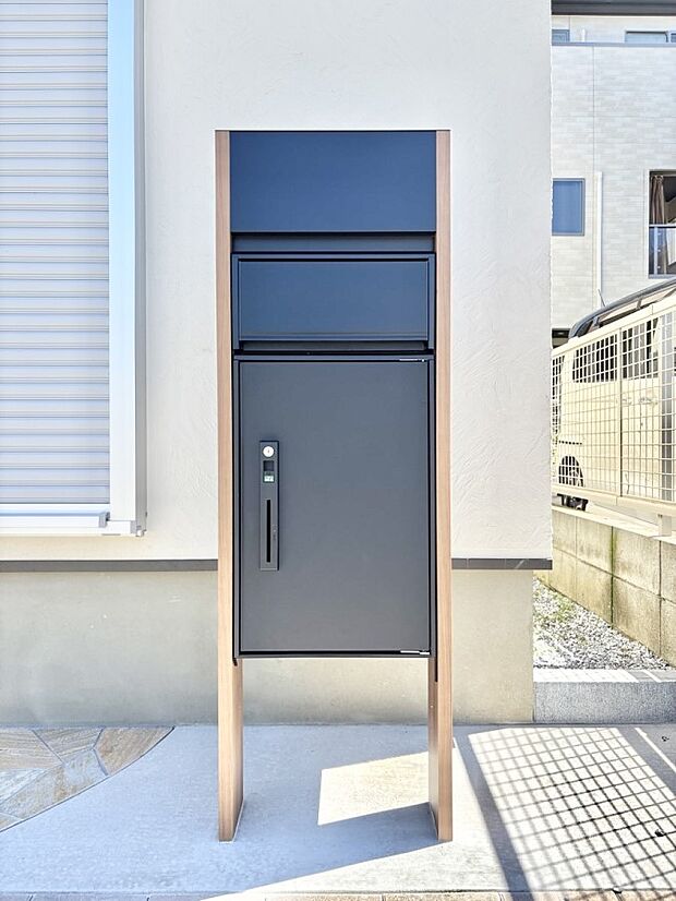 【その他現地】表札・インターホン・ポスト・宅配BOXをひとつに集約。エントランスになじむシンプルデザイン。